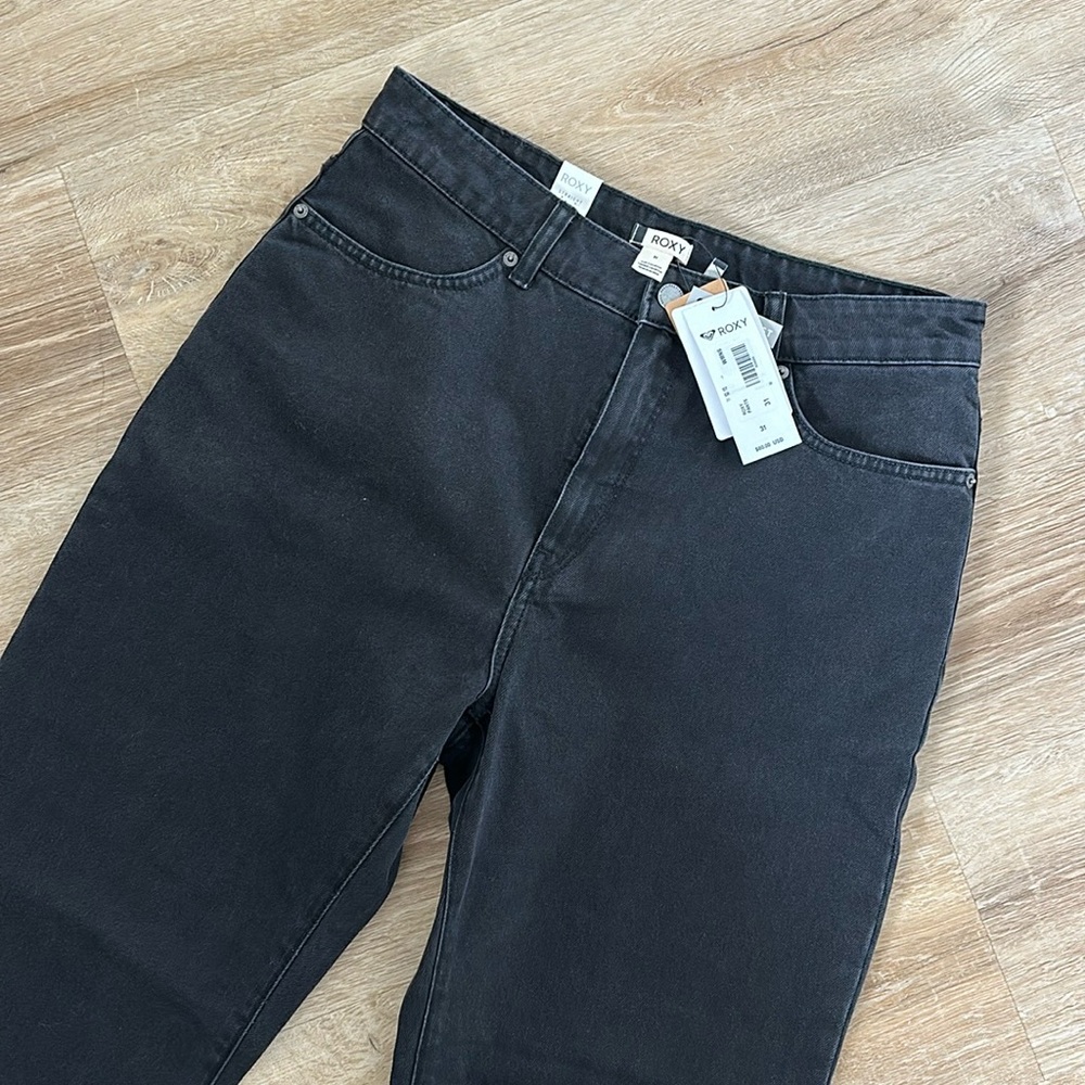 Womens NWT Black Denim Roxy Straight Leg Jeans with Unfinished Hem size 31